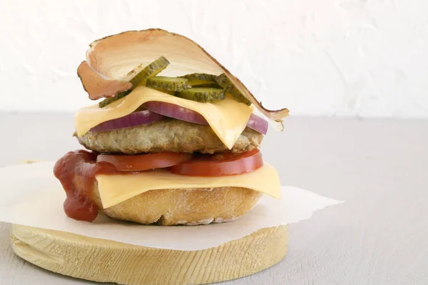 Strona zrobiona big Burger na podłoże drewniane. — Zdjęcie stockowe