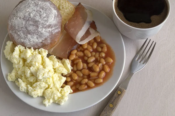 Traditional English breakfast. Eggs, bacon, beans and bread. — Stock Photo, Image