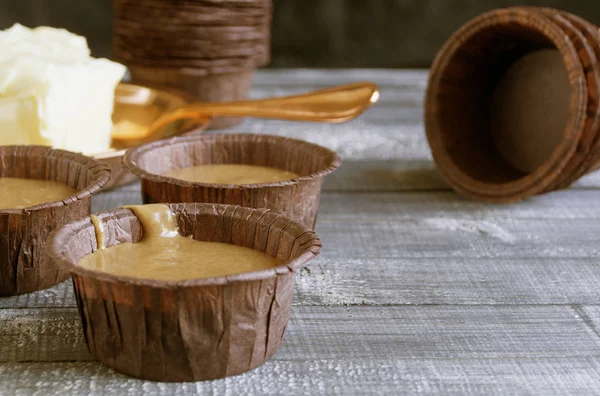 Ingredientes para cupcakes de chocolate caseros en mesa de madera . — Foto de Stock