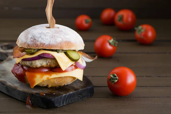 Hamburguesa grande hecha en casa sobre fondo de madera . —  Fotos de Stock