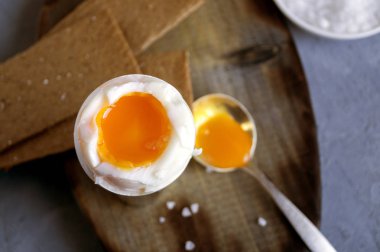 Kahvaltı. gri bir arka plan üzerinde rafadan yumurta.