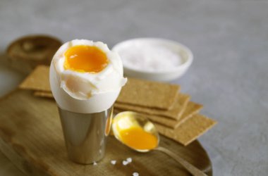 Kahvaltı. gri bir arka plan üzerinde rafadan yumurta.