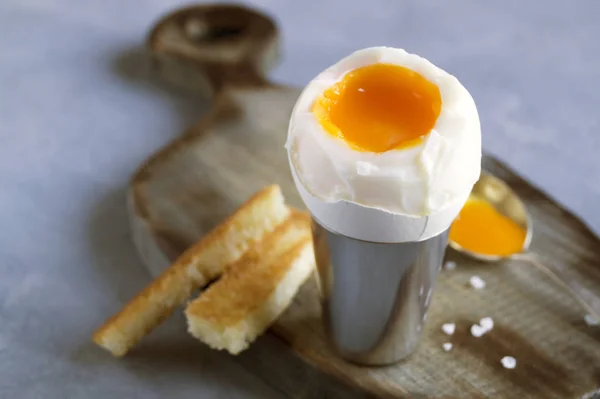 Snídaně. vejce naměkko na šedém pozadí. — Stock fotografie