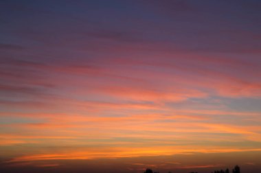 Gün batımı. akşam yaz gökyüzünde