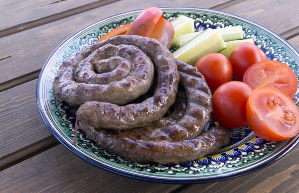 Grillad Korv Med Färska Grönsaker Ett Träbord — Stockfoto