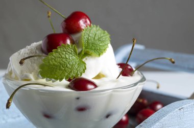 Kirazlı dondurma. ferahlatıcı bir yaz tatlısı