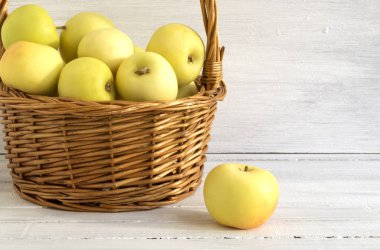 Çim sepette olgun elma hasat.