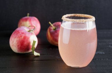 Elma tarçın kokteyl. siyah arka plan üzerine.