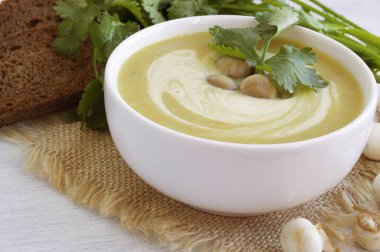 Hafif bir arka plan üzerinde ev yapımı diyet mantar çorbası.