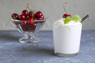 Kirazlı milkshake. gri arka planda.