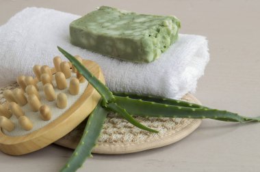 Doğal el yapımı sabun, lif ve ahşap zemin üzerine havlu.