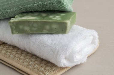 El yapımı sabun doğal malzemelerden. açık renkli