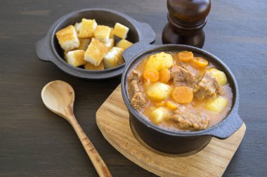 kalın Macar çorbası, gulaş. koyu arka plan üzerinde.