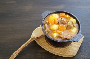 kalın Macar çorbası, gulaş. koyu arka plan üzerinde.