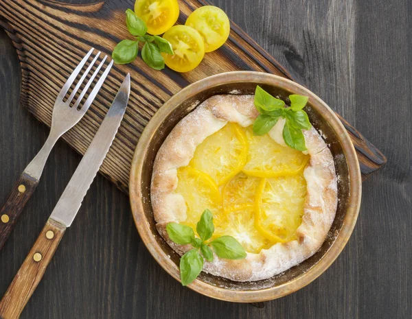 Yellow tomato pie on a wooden Board. — Stock Photo, Image