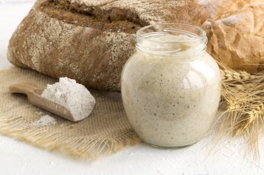 Ev yapımı ekmek için cam kavanozda aktif çavdar ekmeği..