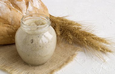 Ev yapımı ekmek için cam kavanozda aktif çavdar ekmeği..