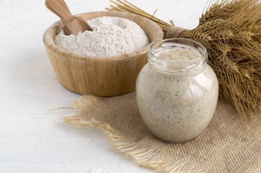 Ev yapımı ekmek için cam kavanozda aktif çavdar ekmeği..