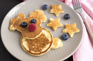 Kahvaltı için çocuklar için krepten yapılmış geyik.