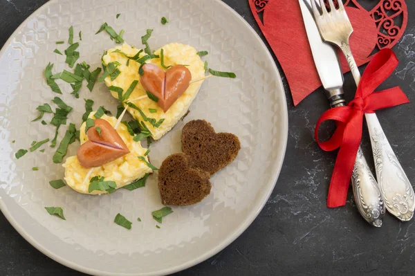 Till frukost på Alla hjärtans dag kan vara omelett med bröd i th — Stockfoto