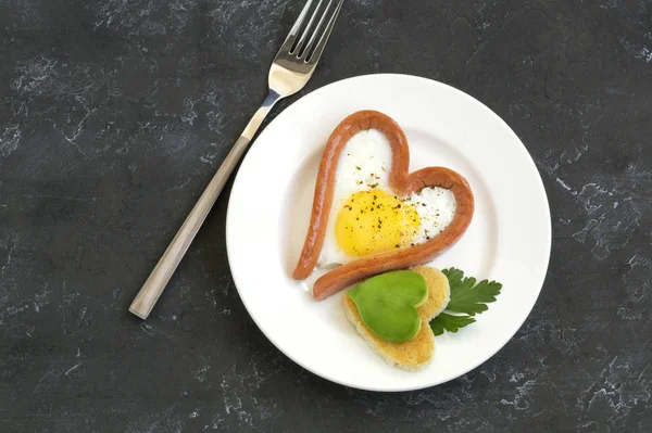 Sevgililer Günü kahvaltısı kalp şeklinde çırpılmış yumurtadır. — Stok fotoğraf