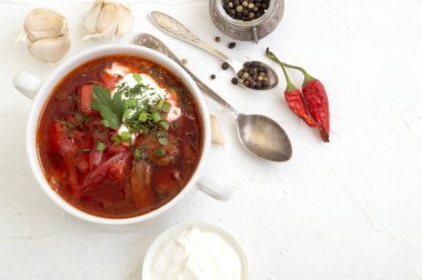 Açgözlü pancardan geleneksel Ukrayna Rus çorbası (borscht)