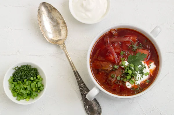 Traditionell ukrainsk rysk soppa (borscht) från betor med gree — Stockfoto