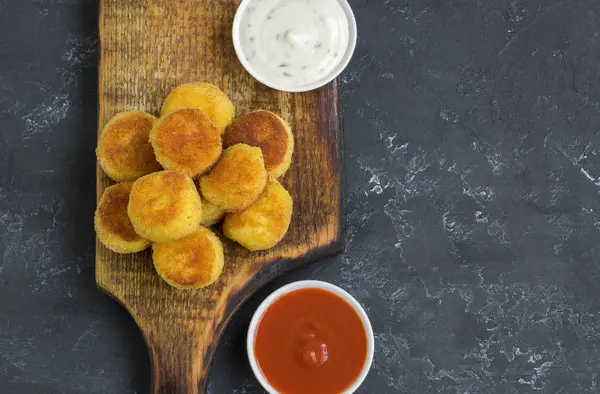 Panerade stekta potatisbollar med tomatsås — Stockfoto