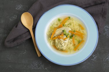 Sebzeli tavuk çorbası ve erişte. koyu bir arkaplanda, 