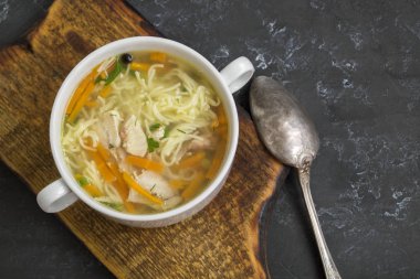 Siyah masada tavuk çorbası..