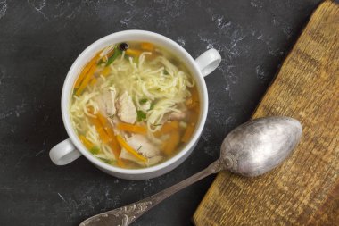 Siyah masada tavuk çorbası..