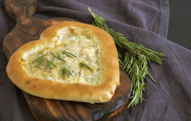 Sevgililer gününde Dorblu peynirli pizza.