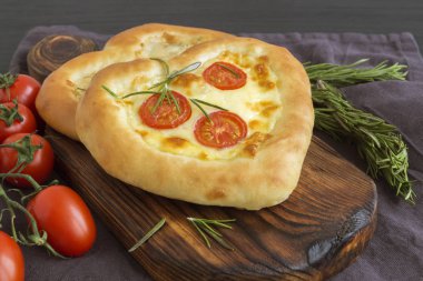 Sevgililer Günü için kalp şeklinde pizza..