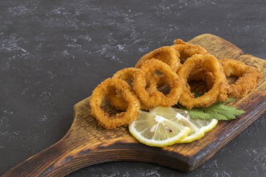 kalamar halkaları kıtır kıtır kızartılmış..