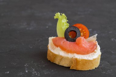 Kahvaltıda somon balığı ve uskumru Peynirli ekmek