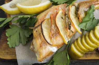 Limon ve biberiyeli kızarmış deniz balığı.