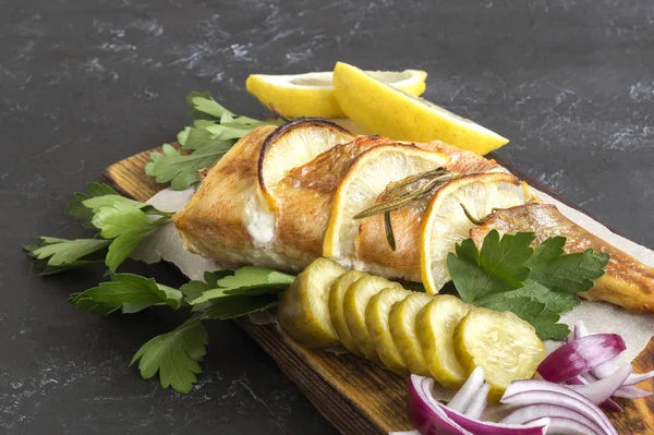 Fried sea fish with lemon and rosemary — Stock Photo, Image