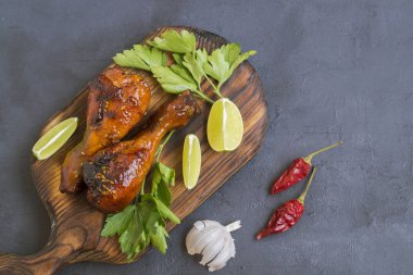 Tatlı ve ekşi soslu susamlı tavuk budu.