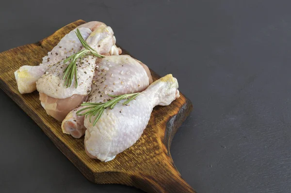 Raw chicken legs with spices. ingredients for cooking. — Stock Photo, Image