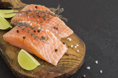 Somon bifteği çiğ balık pişirmeye hazır. Üst görünüm siyah ta