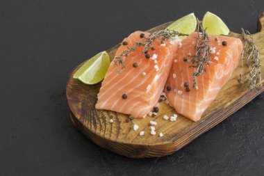 Somon bifteği çiğ balık pişirmeye hazır. Üst görünüm siyah ta