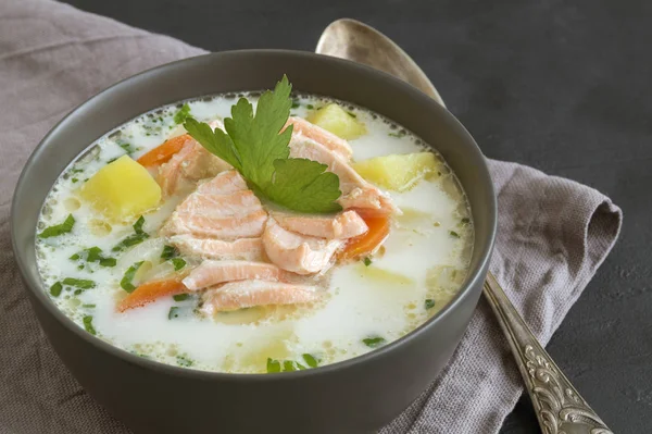 Παραδοσιακή σούπα σολομού με λαχανικά και κρέμα γάλακτος. — Φωτογραφία Αρχείου