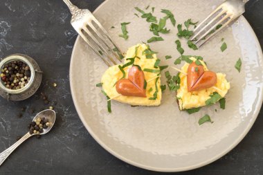 Sevgililer Günü 'nde kahvaltı omlet ve ekmek olabilir.