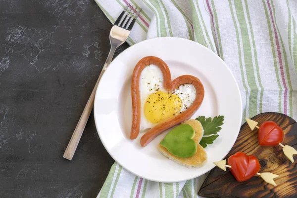 Valentine's day Breakfast is scrambled eggs with heart-shaped br — Stock Photo, Image