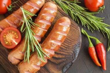 Acı biber ve baharatlı kızarmış sosis..