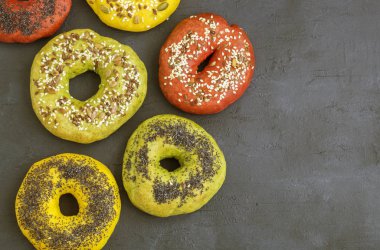 Ev yapımı renkli simitler. Doğal boya. Pancar, ıspanak, havuç..