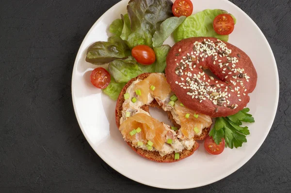 Bagel vermelho com patê de salmão e salmão defumado — Fotografia de Stock