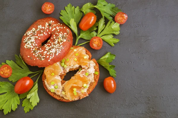 Red bagel with salmon pate and smoked salmon — Stock Photo, Image