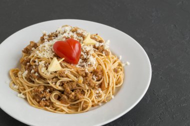 Spagetti bolonez. Geleneksel bir İtalyan yemeği..