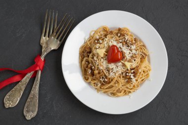 Spagetti bolonez. Geleneksel bir İtalyan yemeği..